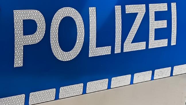 Mit Kleinkraftrad gegen Baum geprallt