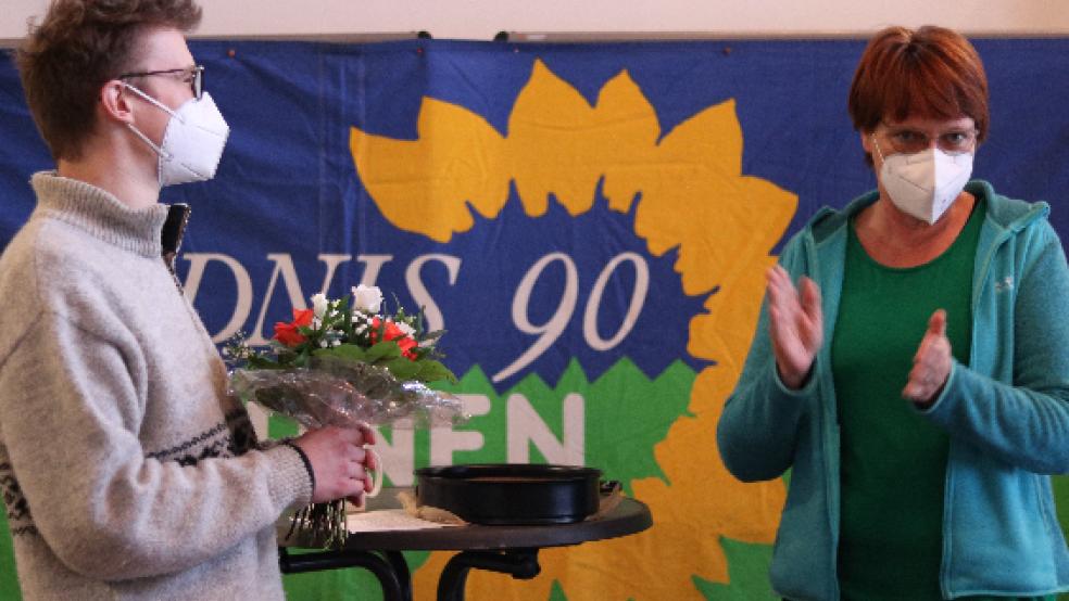Die Landtagsabgeordnete Meta Janssen-Kucz gratulierte Julian Pahlke zu seiner Nominierung. © Foto: Halfwassen (Grüne)