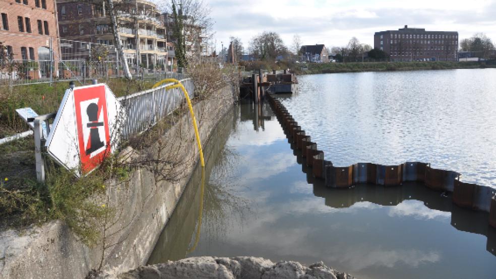 Der Neubau der Uferpromenade im Bereich der Ledastraße musste unterbrochen werden, nachdem sich die Spundwände verschoben hatten. Nun wurde eine Lösung erarbeitet, die erheblich höhere Kosten verursacht. © Foto: Wolters