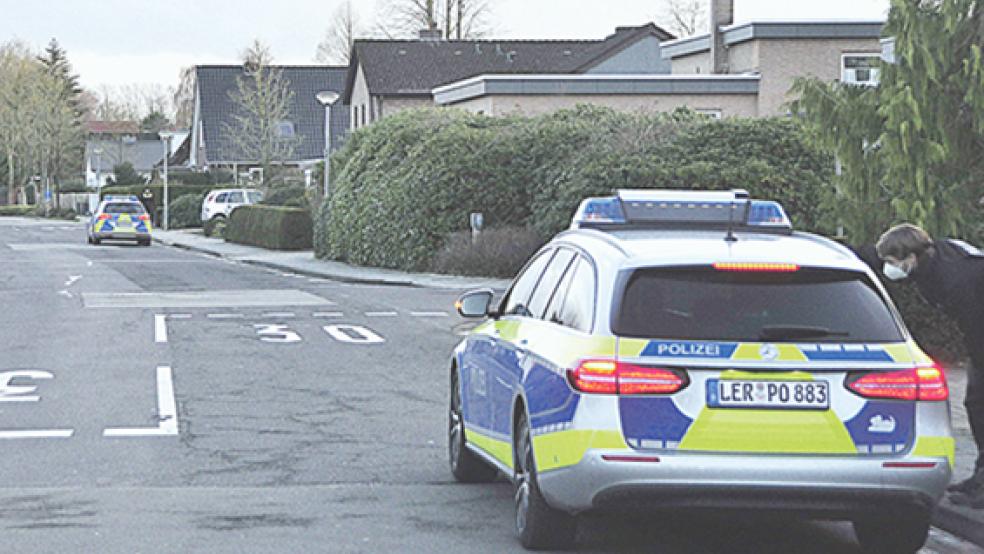 Zahlreiche Streifenwagen und Zivilfahrzeuge der Polizei rückten zum Tatort aus. © Foto: Wolters