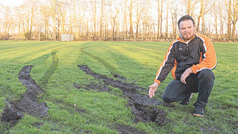 Kann es nicht fassen: Uwe Swart, 1. Vorsitzender des SV Wymeer-Boen, zeigt auf eine Stelle auf dem Fußballfeld, an der die Vandalen vermutlich mit Auto steckengeblieben sind. © Foto: Bruins