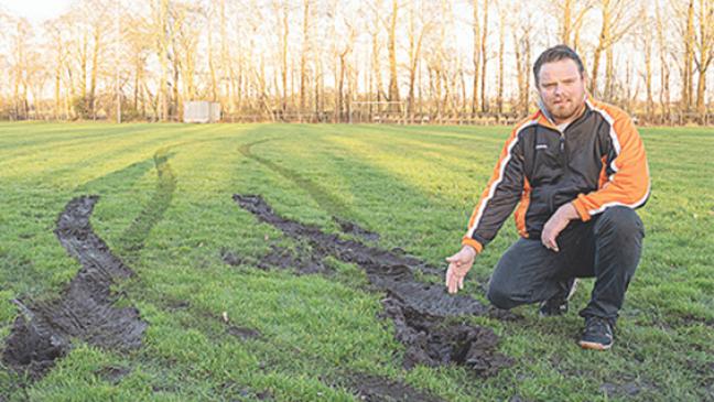 Sportplatz von »Idioten« mit Auto ruiniert