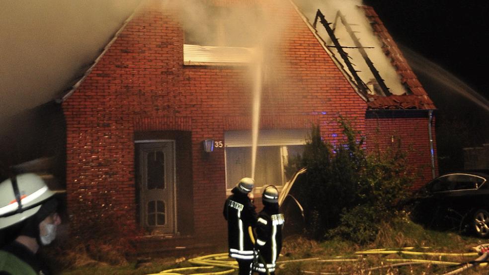 Nach dem Brand in Vellage dauern die Ermittlungen an. © Wolters