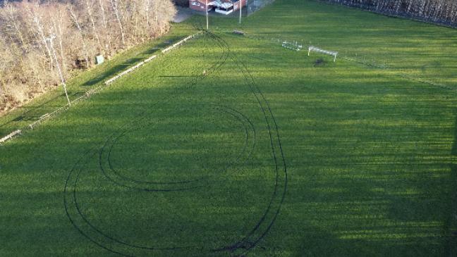 Unbekannte fahren Wymeester Rasen kaputt 