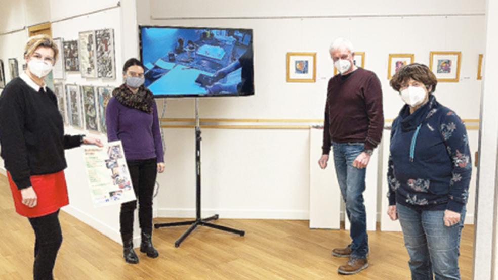 Stellten die Ausstellung »Druck Abenteuer Zinnober« in der Volksbank vor: (von links) Daniela Abheiden von der Volksbank sowie die Künstler und Künstlerinnen Dr. Viola Tallowitz-Scharf, Karl-Heinz Brinkmann und Margot Austermann. © Foto: privat
