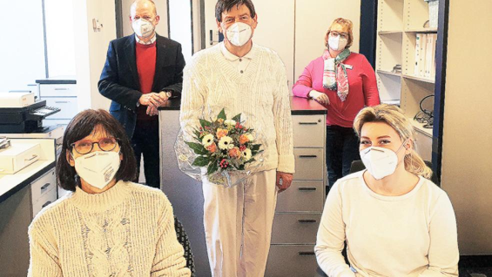 Dr. Andreas Hennig (mittig) bietet mit seinen Mitarbeiterinnen eine urologische Sprechstunde im MVZ Papenburg an. Ansgar Veer (hinten links) und Elisabeth Bröring haben das Team im Ärztehaus begrüßt.­ © Foto: Marien Hospital