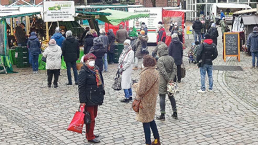 Der Besuch des Wochenmarktes in Leer ist nur noch mit medizinischen Masken erlaubt. Kinder bis 14 Jahre sind von der Regel ausgenommen. © Foto: Wolters