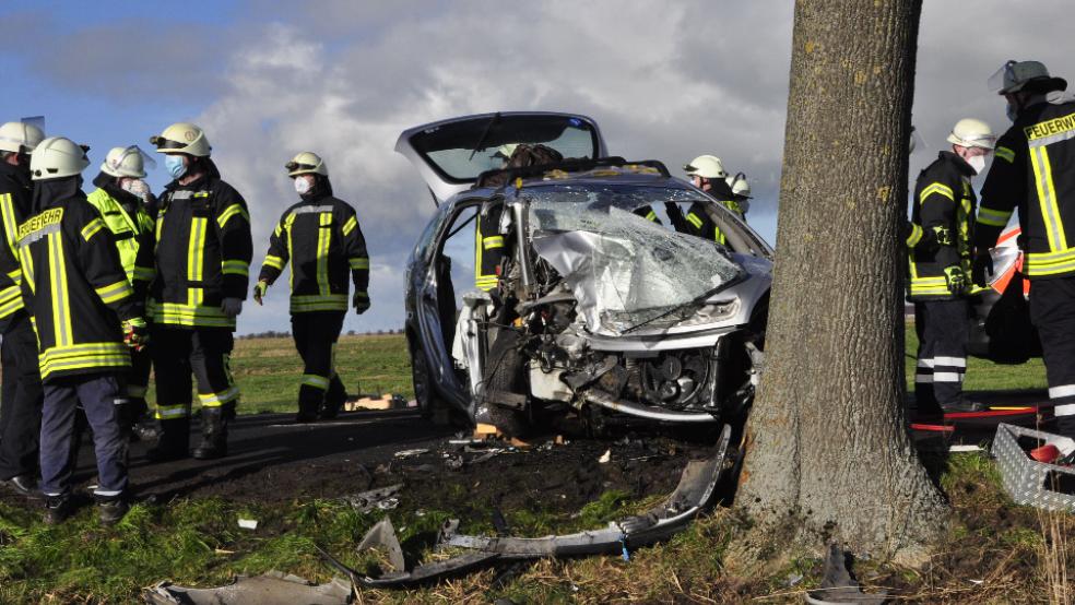 Die beiden Insassen wurden im Auto eingeklemmt, sie mussten von der Feuerwehr befreit werden. © Foto: Wolters