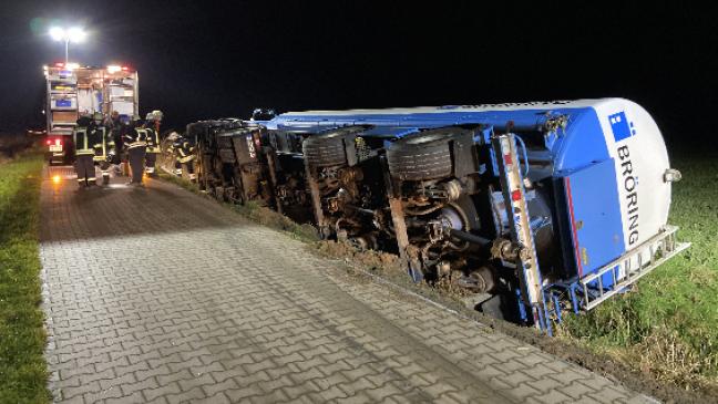 Futtermittel-Lkw kippt um