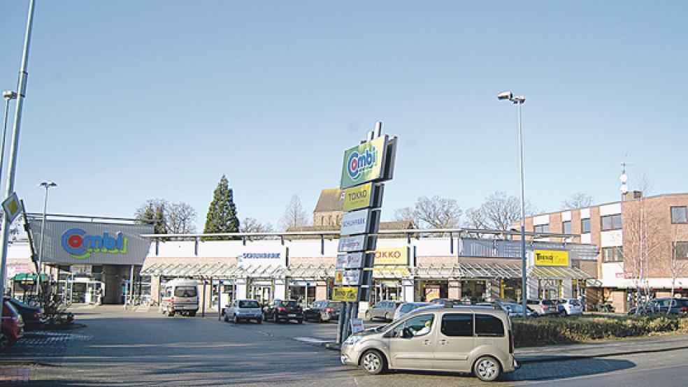 Das Bild des »Combi«-Komplexes an der Kirchhofstraße in Weener wird sich bis 2022 noch grundlegend verändern. Der alte Gebäudeteil - am rechten Bildrand - wird abgerissen und durch einen Neubau ersetzt. Links vom Eingang in den Combi-Markt, ganz links im Bild, soll ein Anbau entstehen. © Foto: Hoegen