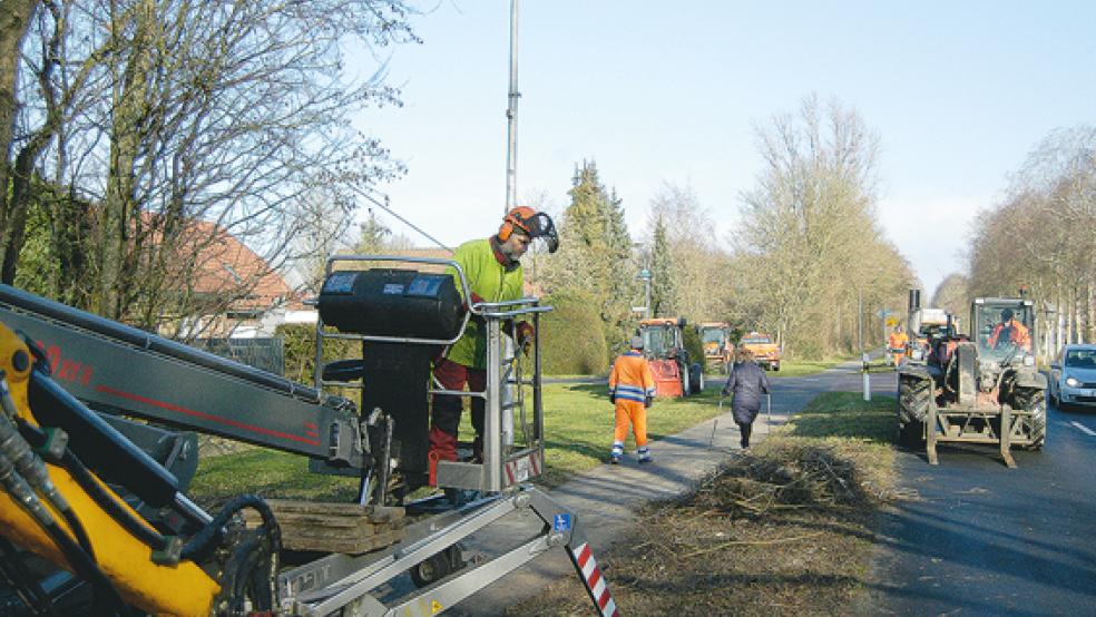 Mit seiner Hubbühne und anderem schweren Gerät ist der städtische Bauhof gerade in Holthusen im Einsatz. © Foto: Hoegen