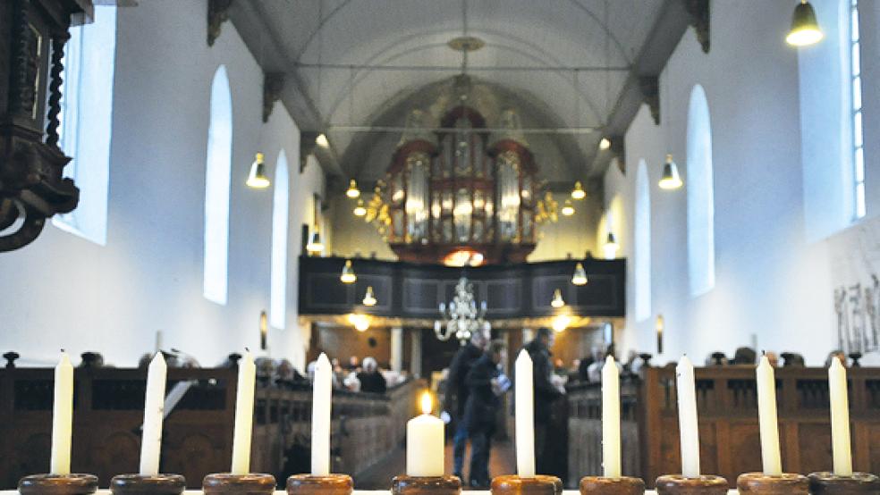Dieses symbolträchtige Foto mit entzündeten Kerzen entstand am 27. Januar 2018 in der Kirche zu Möhlenwarf, in der damals der Gedenkgottesdienst gefeiert wurde. © Foto: Boelmann