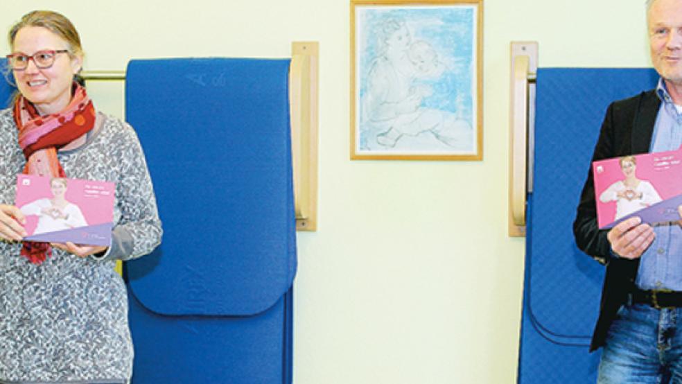 Carsten Bergstedt, Leiter der Evangelischen Familien-Bildungsstätte Emden, und seine Stellvertreterin Bianka Ledermann stellten das neue FaBi-Programmheft vor. © Foto: Dübbel