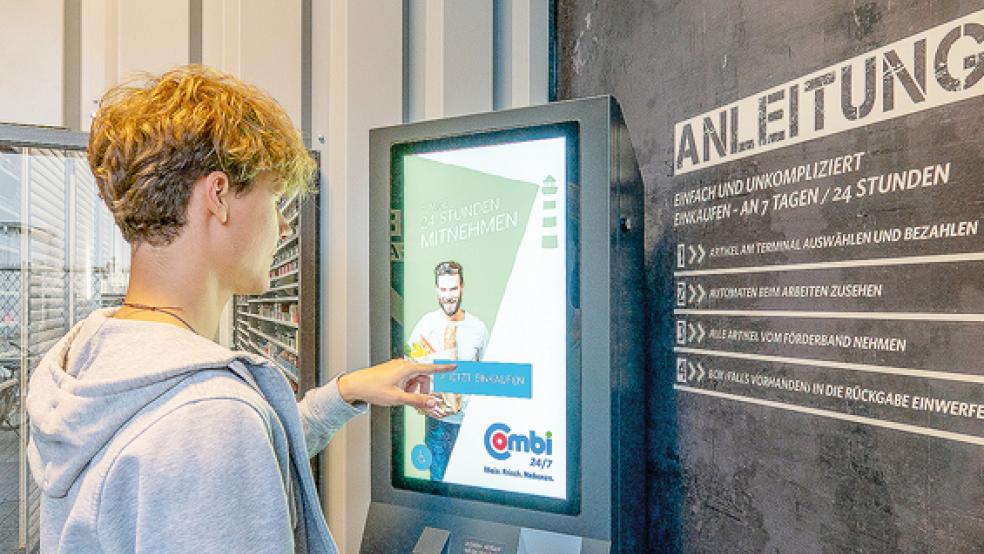 Auswahl der Ware am Bestell-Terminal: In Oldenburg betreibt Bünting als Pilot-Anlage einen Einkaufsautomaten. Ein Roboter holt die bestellten Artikel direkt aus dem Warenlager hinter dem Terminal-Bereich. © Foto: Bünting