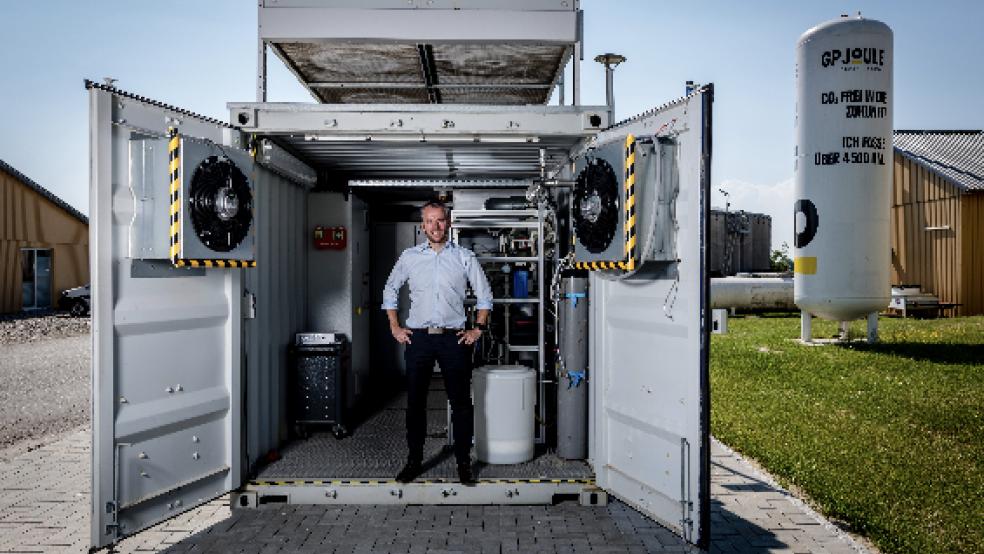 In einer Elektrolyse-Anlage zur Erzeugung von Wasserstoff: Ove Petersen, Geschäftsführer der GP Joule GmbH mit Sitz in Reußenköge im Kreis Nordfriesland. Das Unternehmen gehört wie die Tankstellen-Kette Score zu einem Konsortium, das Wasserstoff in Emden produzieren und damit ab 2023 hauptsächlich Kunden in Ostfriesland beliefern möchte. © Foto: GP Joule