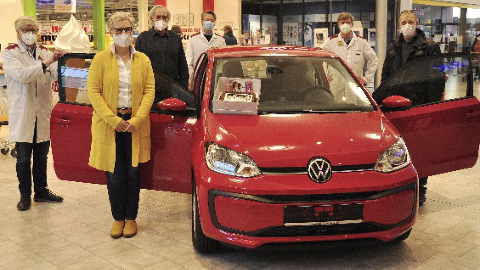 Gewinnübergabe (von links): Fritz-Rudolf Brahms (»multi« Nord Leer) mit Heike Meinhold, Gerrit Helft und Christian Brahms (»multi« Emden) sowie Matthias Brahms (»multi« Süd Leer) und Hinrich Eden.  © Foto: Wolters