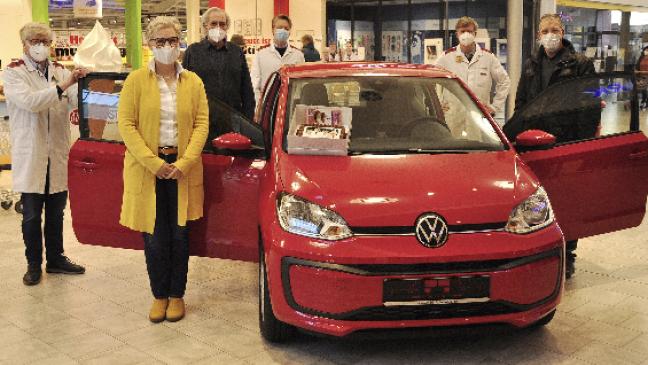 Auto-Gewinnerin bedankt sich mit kreativer Torte