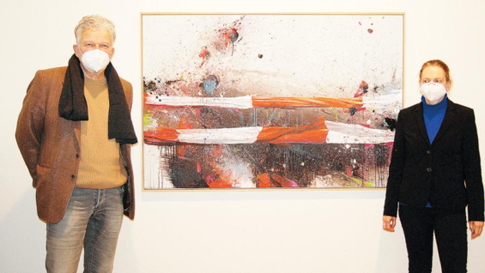 Aus der Werkreihe »Endje van de Welt« stammt dieses großformatige Bild von Ulrich Schnelle (links). Er ließ sich unter anderem von einem Besuch der Bohrinsel in Dyksterhusen inspirieren. Rechts Kunsthaus-Leiterin Susanne Augat. © Foto: Hoegen