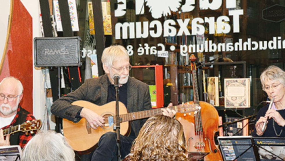 Vor einem Jahr, im Januar 2020, trat Jan Cornelius mit Klaus Hagemann (links) und Christa Ehrig im »Tatort Taraxacum« in Leer auf. Weil das Konzert in diesem Jahr ausfällt, gibt es als Trost eine neue CD. © Fotos: Eden
