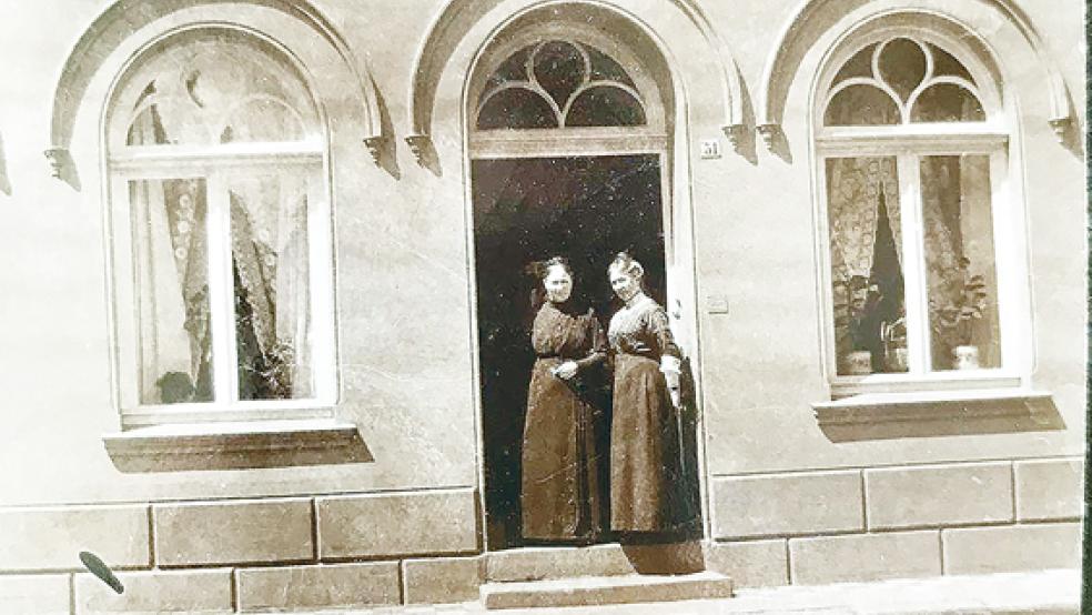 Die Front des Hauses Norderstraße 51 auf einem mehr als 100 Jahre alten Foto. Die Frau in schwarz dürfte Friederike Marie Adriane Kramer (1850 bis 1940) sein, die nach dem Tode ihres Mannes Johann Heinrich Ludwig Kramer aus dem Haus Nr. 53 in das daneben liegende kleinere Haus Nr. 51 zog. Das Foto entstand um 1900. © Foto: privat
