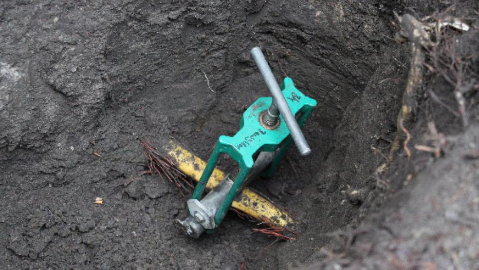 Die beschädigte Gasleitung. Während der Reparatur sicherte die Feuerwehr den Einsatzbereich weiträumig ab. © Feuerwehr