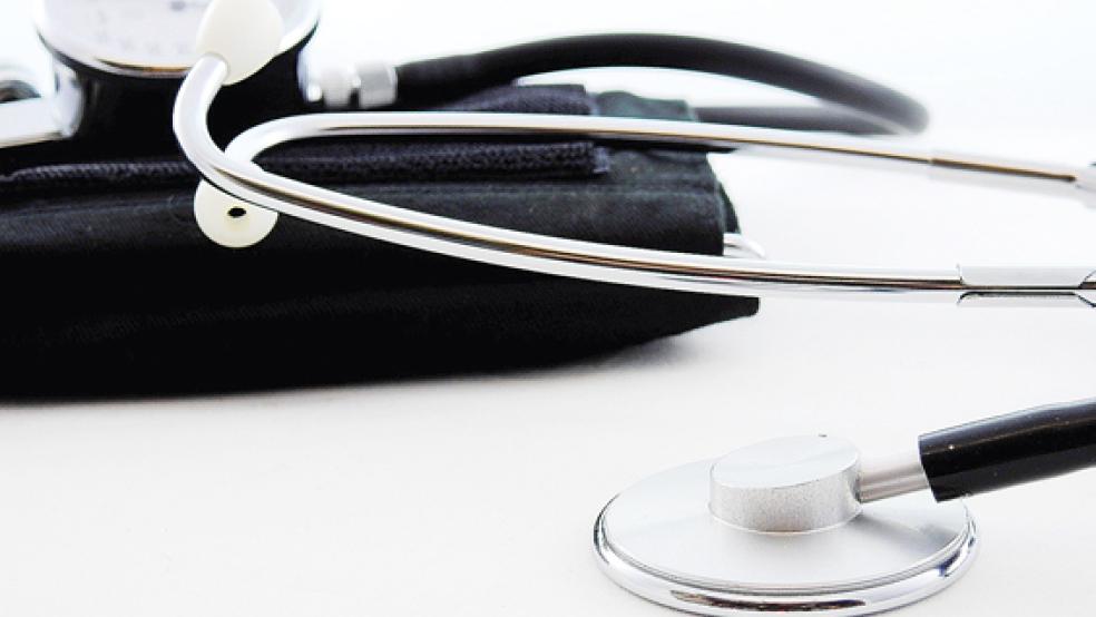 Man braucht kein Stethoskop oder andere ärztliche Instrumente, ein Rechenschieber reicht, um festzustellen, dass es an der Ärzteversorgung im Landkreis Leer krankt. Die Kreis-CDU will für die Stadt Leer einen eigenen Versorgungsbereich. © Foto: Pixabay