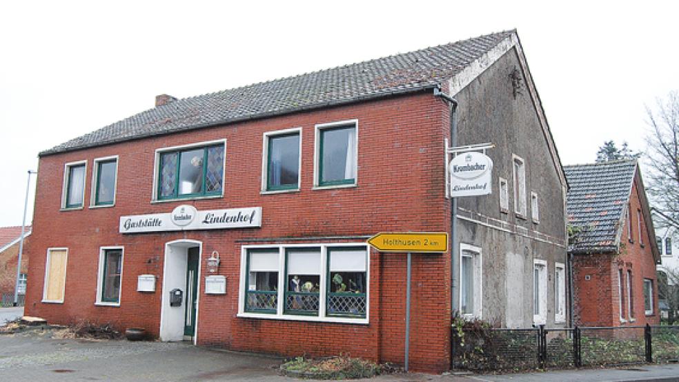 Der »Lindenhof« an der Ecke Möhlenweg/Hauptstraße in Stapelmoor soll jetzt saniert werden. © Foto: Hoegen