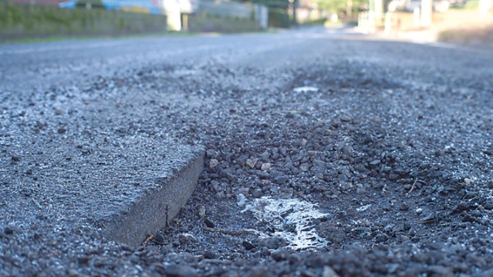 Teilweise mehrere Zentimeter tiefe Schlaglöcher gibt es in der Goedeke-Michel-Straße in Weener. Die CDU-Fraktion im Stadtrat sieht hier dringenden Handlungsbedarf. © Foto: CDU