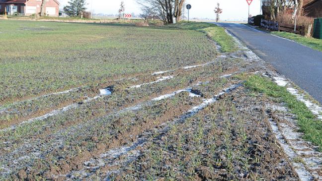Tiefe Reifenspuren auf Acker am Sanddiek in Bunderhammrich