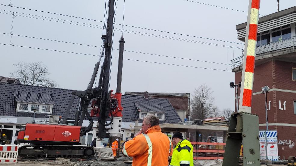 Bei einer Bohrung am Bahnübergang an der Bremer Straße wurden drei Kabel beschädigt. © Foto: Wolters