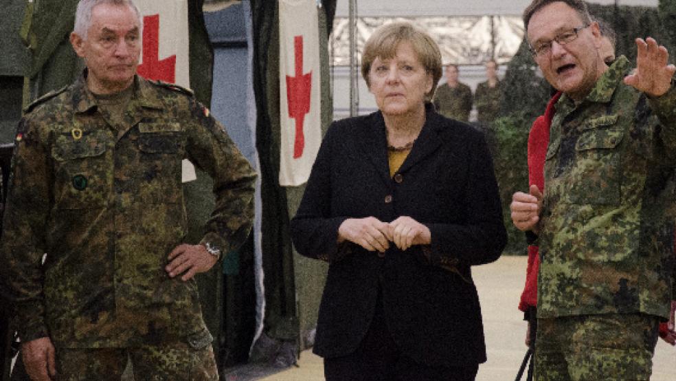 Bundeskanzlerin Angela Merkel informierte sich im Dezember 2015 in der Leeraner Evenburg-Kaserne persönlich über das Kommando Schnelle Einsatzkräfte Sanitätsdienst (SES) »Ostfriesland«. © Archivfoto: Hanken