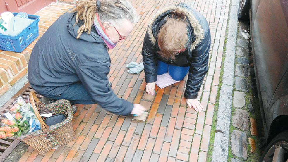 Franziska Junker und Kai Jesiek (links) reinigten am 27. Januar »Stolpersteine« in Weener. © Fotos: E. Jesiek