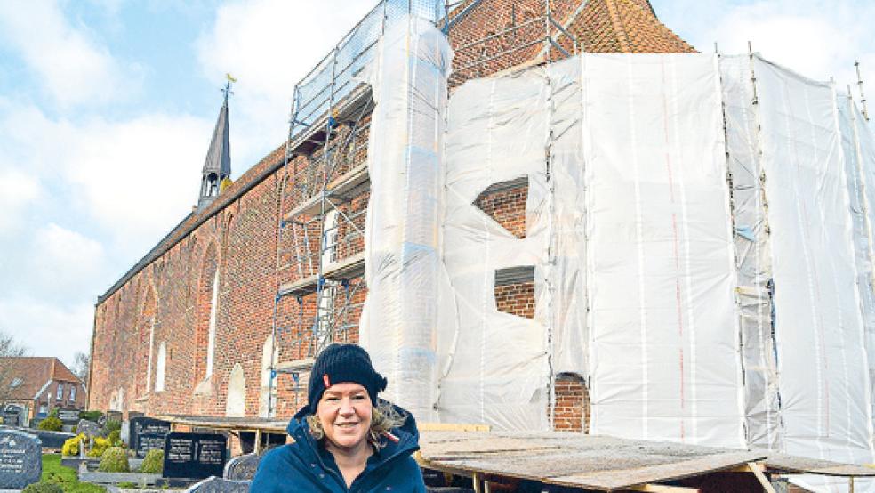 Pastorin Steffi Sander schaut täglich auf der Baustelle für die Restaurierung der Groß Midlumer Kirche nach den Fortschritten. © Foto: Meyer