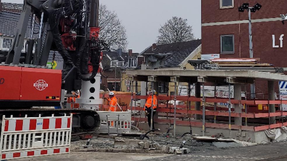 Der Schaden war bei Bauarbeiten am Bahnübergang an der Bremer Straße in Leer entstanden. © Foto: Wolters