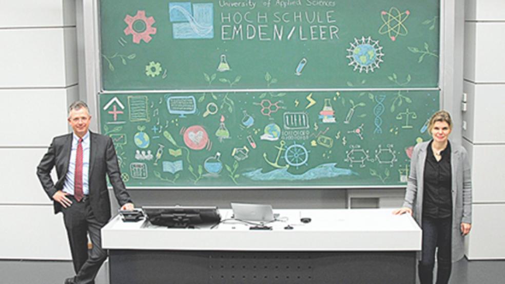 Begrüßung per Video-Übertragung aus dem Hörsaal: Prof. Dr. Carsten Wilken, Vizepräsident für Studium, Lehre und Internationales, und Birte Engelberts, Leiterin der Zentralen Studienberatung. © Foto: privat