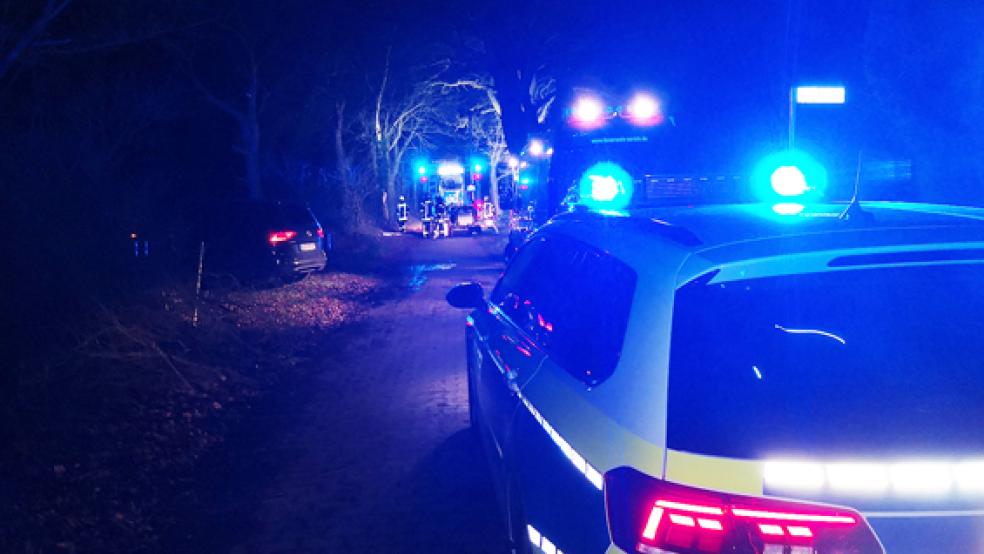 Die Feuerwehr ist in Neuemoor im Einsatz, hier brennt an der Firreler Straße ein Bauernhof. © Foto: Feuerwehr