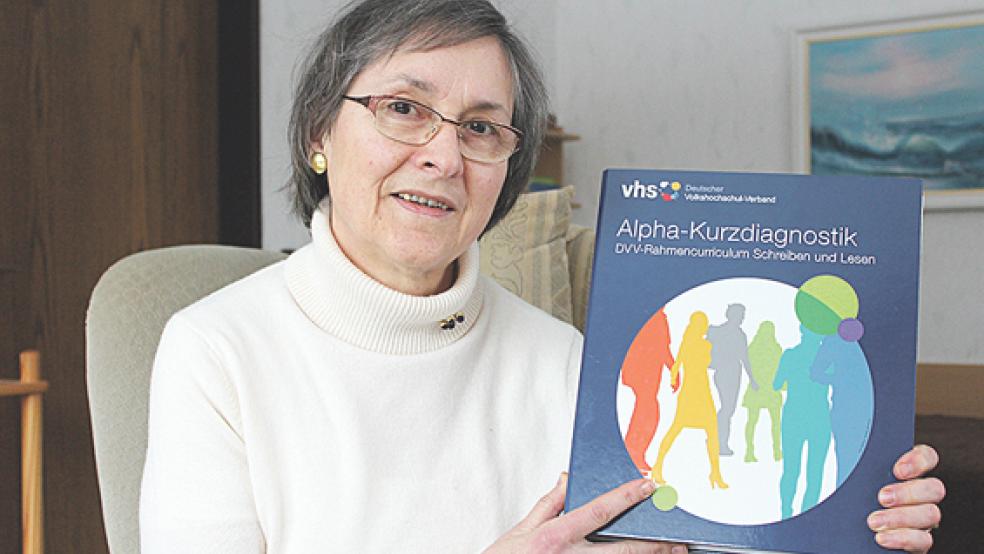 Theresia Sommer unterrichtet bei der VHS Menschen, die nicht richtig Lesen und Schreiben können. Bei neuen Schüler prüft sie mithilfe ihrer Unterrichts-Materialien über welche Kenntnisse jeder verfügt. © Foto: Berents
