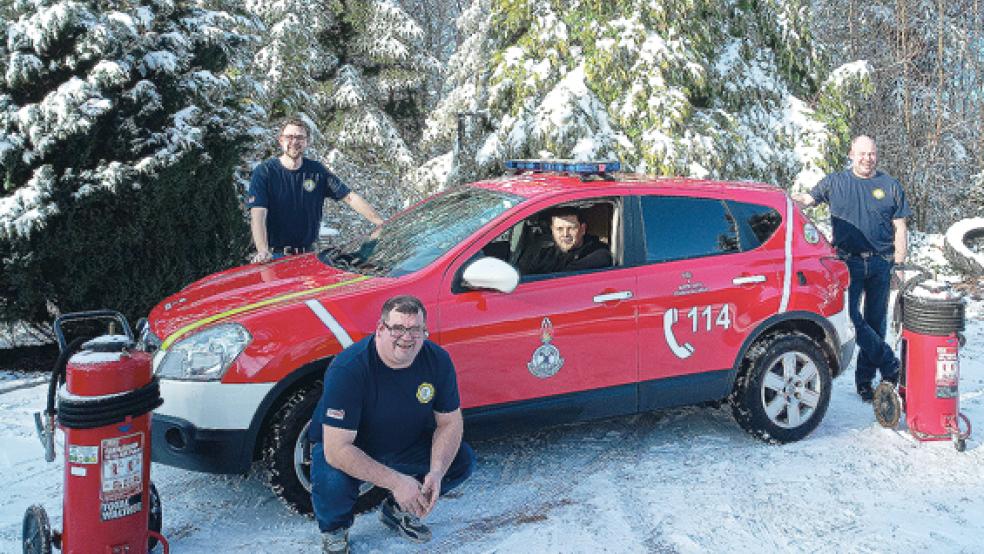 Das neue Fahrzeug für Karagwe: (vorne kniend) Christoph Ecker, im Fahrzeug Andreas van Echten, rechts Stefan Fisser, hinter dem Fahrzeug Michael Breitkopf. © Foto: Heike Blumenfeld-Ecker