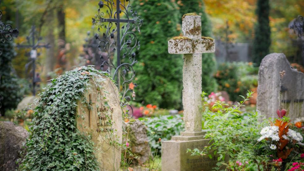 Auf einem Friedhof in Moormerland (Beispielfoto) haben Vandalen gewütet. © pixabay