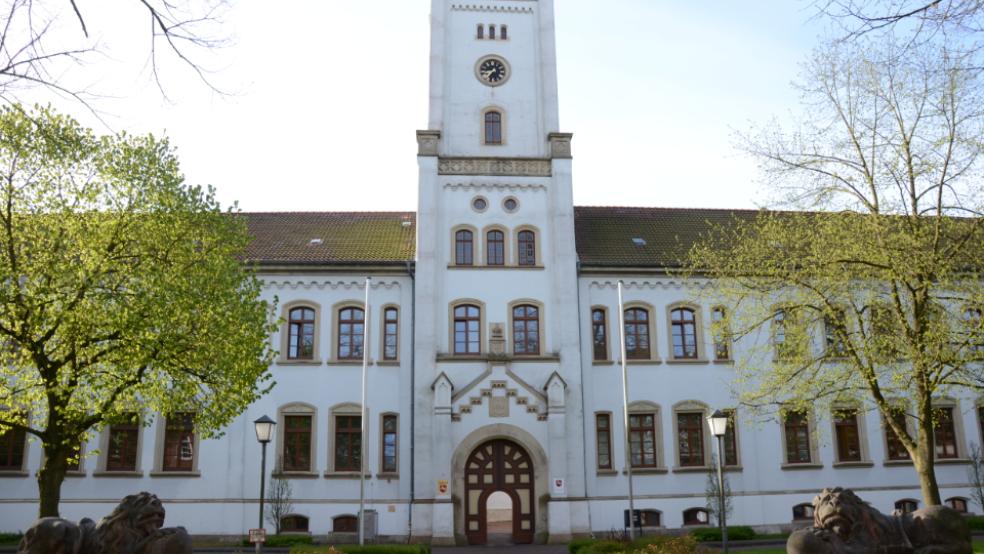 Vor dem Landgericht Aurich soll sich ein Wiesmoorer jetzt wegen Mordes verantworten. © Archivfoto: Hanken