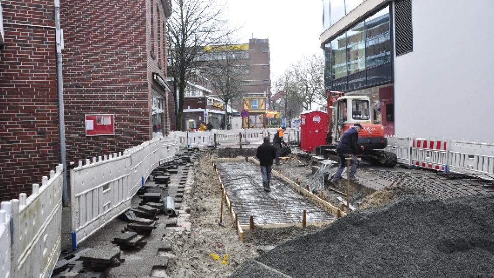 In der Sackgasse am Rande des Mühlenplatzes neben dem Modehaus Leffers erstellt die Tiefbaufirma Schmidt zurzeit im Auftrag der Stadt Leer eine überdachte und beleuchtete Abstellanlage für 30 Fahrräder. © Foto: Wolters