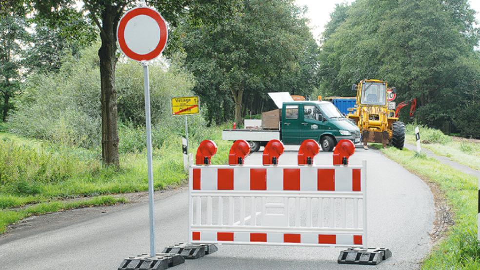 Bis an der Straße Lynesch wieder Baufahrzeuge anrollen, wie hier bei einer Fahrbahnsanierung im Jahr 2011, werden noch etliche Wochen ins Land gehen. Die Stadt will den Radweg aber noch in diesem Jahr sanieren. © Archivoto: Hoegen