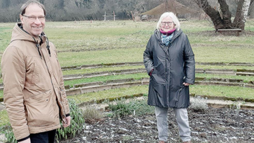 Klaus Thörner und Anke Boekhoff sind stolz auf die bisher geleistete Arbeit des Fördervereins. Im Foto stehen sie inmitten des »Labyrinths«, in dessen Mitte Thymian angesät wurde. © Foto: Berents 