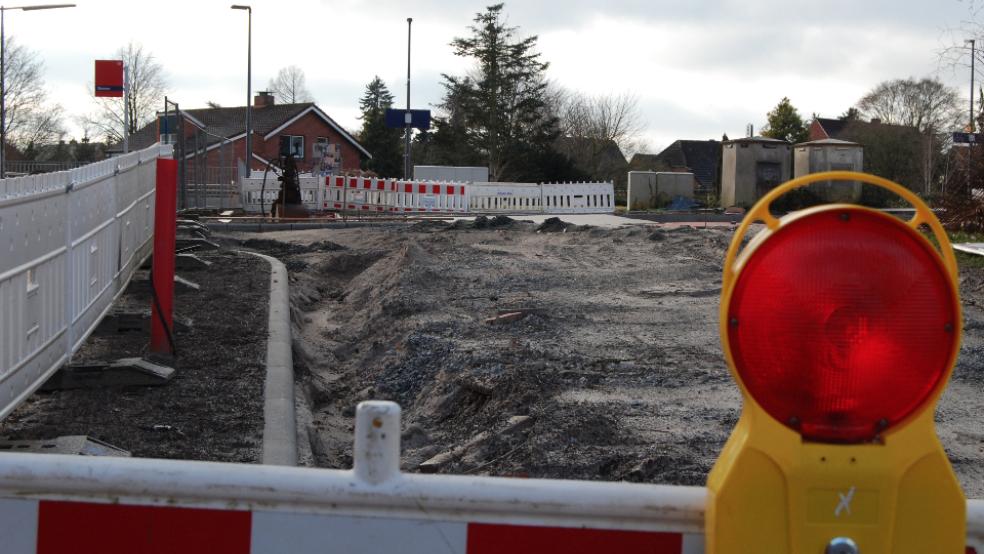 Die Bauarbeiten am Bahnhof in Weener ruhen derzeit wegen des Winterwetters. © Foto: Hoegen