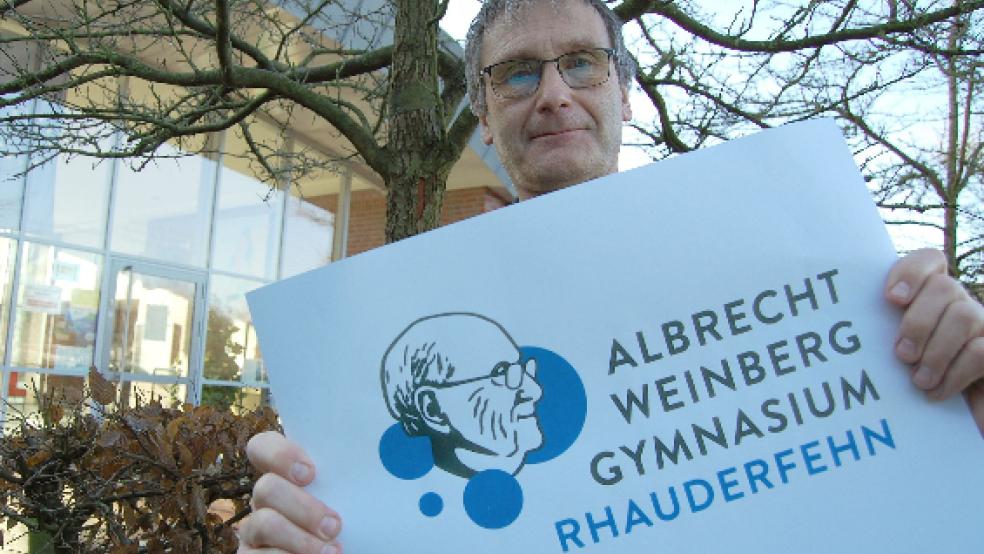 Der stellvertretende Schulleiter Axel Bunjes zeigt das neue Schullogo mit dem skizzierten Profilbild von Albrecht Weinberg. © Foto: Janßen