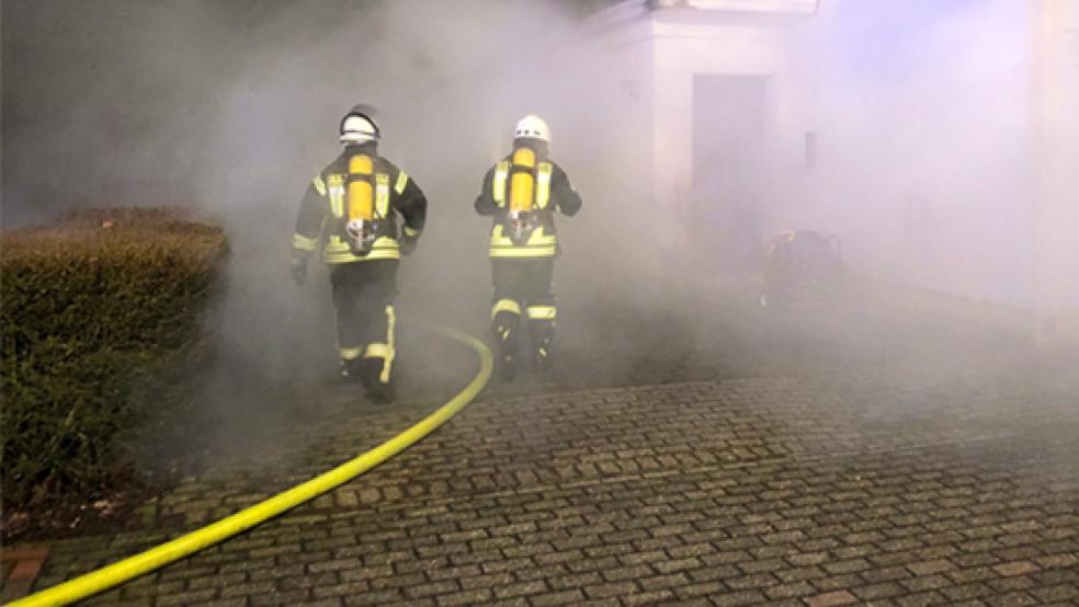 Dichter Qualm drang aus dem Wohn- und Geschäftshaus in Ostrhauderfehn. © Foto: Radtke