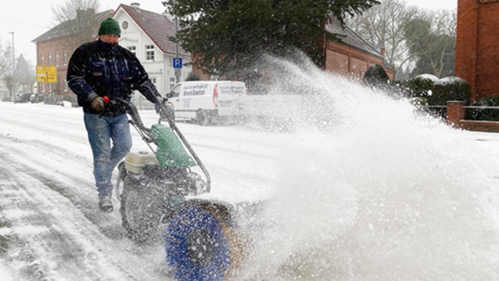 Mit einer Schneefräse räumt ein Mitarbeiter der Firma Berend Boekholt aus Weener den Gehweg an der Risiusstraße frei. © Foto Hanken