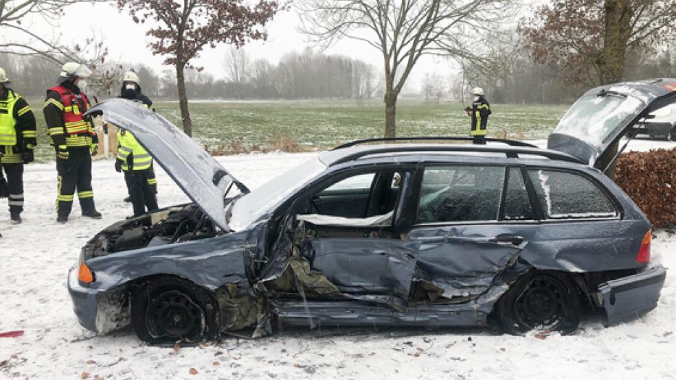 Ein verunglückter Autofahrer musste nach einem Unfall in Boekzetelerfehn von der Feuerwehr aus dem Wrack seines Wagens befreit werden. © Foto: Wolters