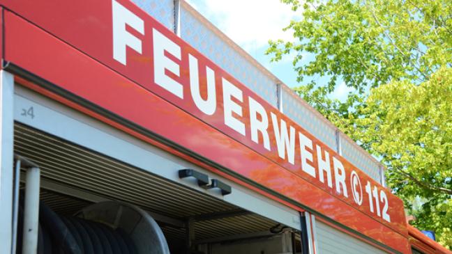 Mercedes brennt auf Hauseinfahrt