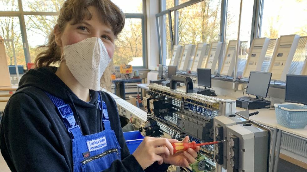 Larissa Bluhm während ihrer Abschlussprüfung. Auf eine feierliche Übergabe der Abschlusszeugnisse musste aufgrund der Maßnahmen zur Corona-Prävention in diesem Jahr verzichtet werden. © Foto: Christian Norda (Meyer Werft)